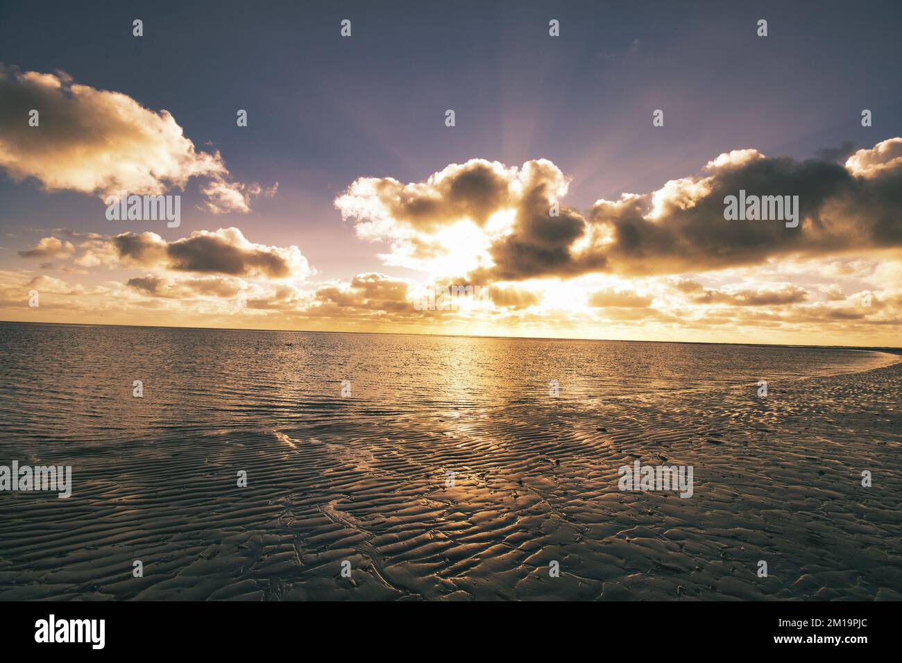 Dramatic sky sunet hi-res stock photography and images - Alamy