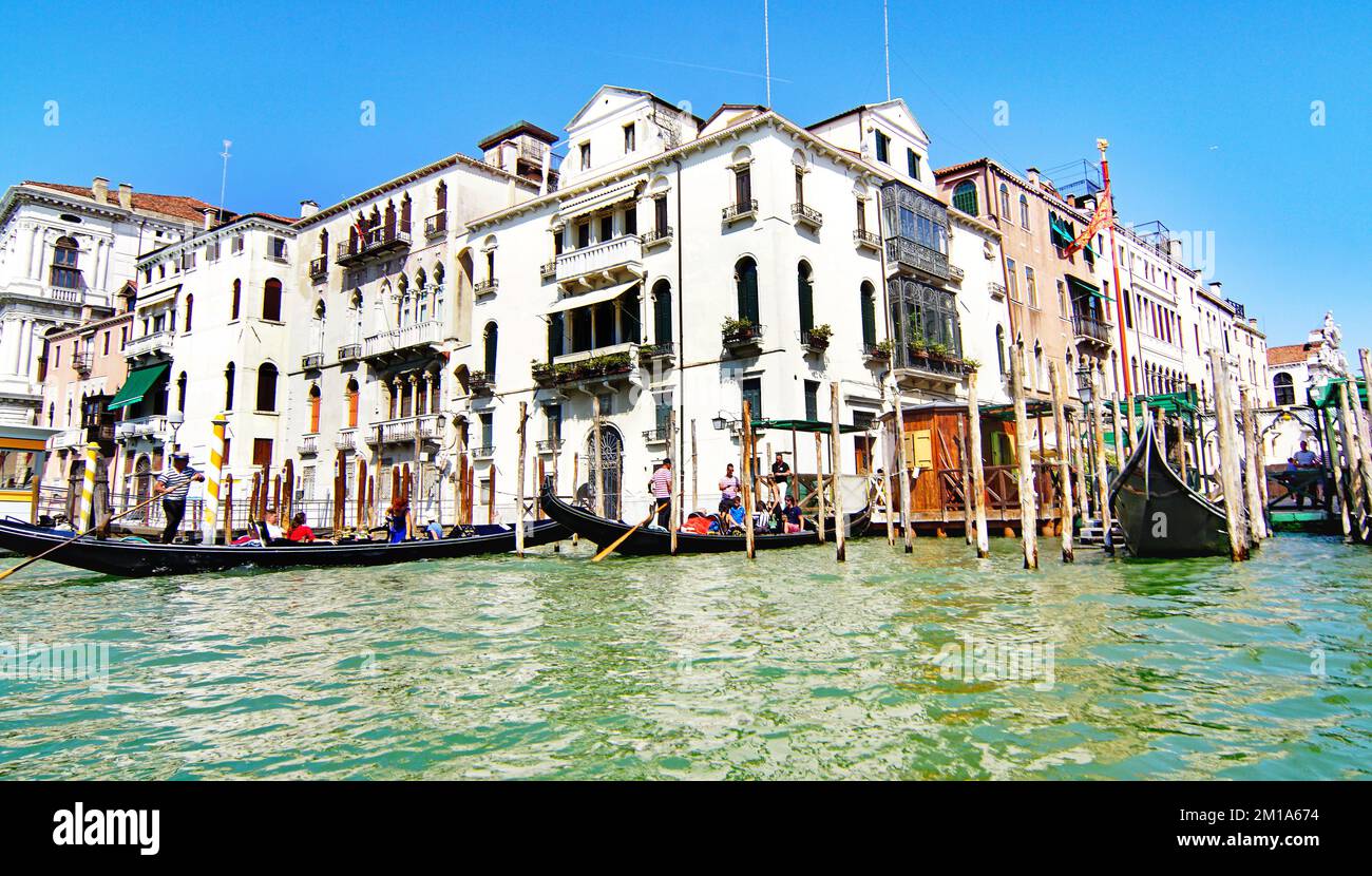 Venice crowd liner hi-res stock photography and images - Alamy