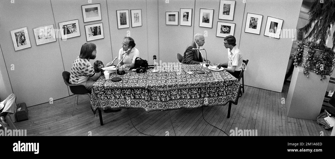 Magnum photographer Charles Harbutt (left) and photographer André Kertész (right) being interviewed at the Plains Art Museum during their 1978 photo e Stock Photo