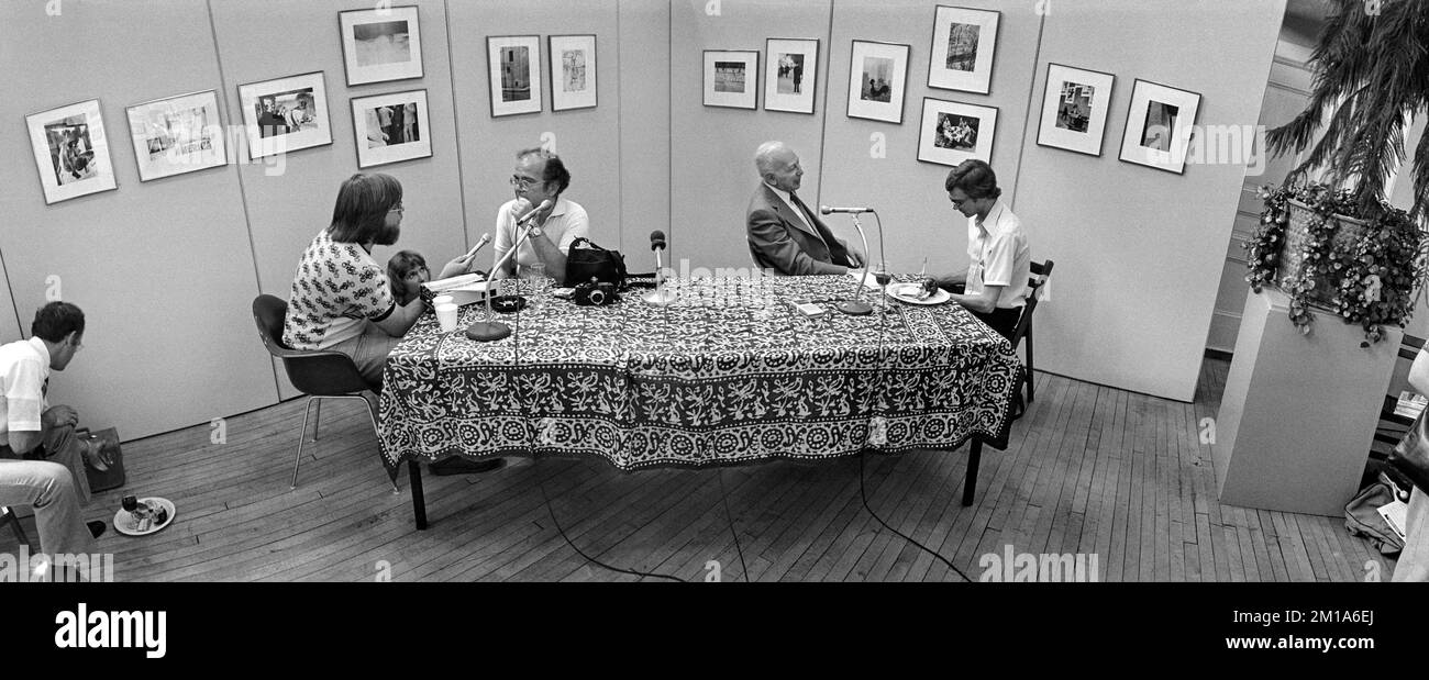 Magnum photographer Charles Harbutt (left) and photographer André Kertész (right) being interviewed at the Plains Art Museum during their 1978 photo e Stock Photo