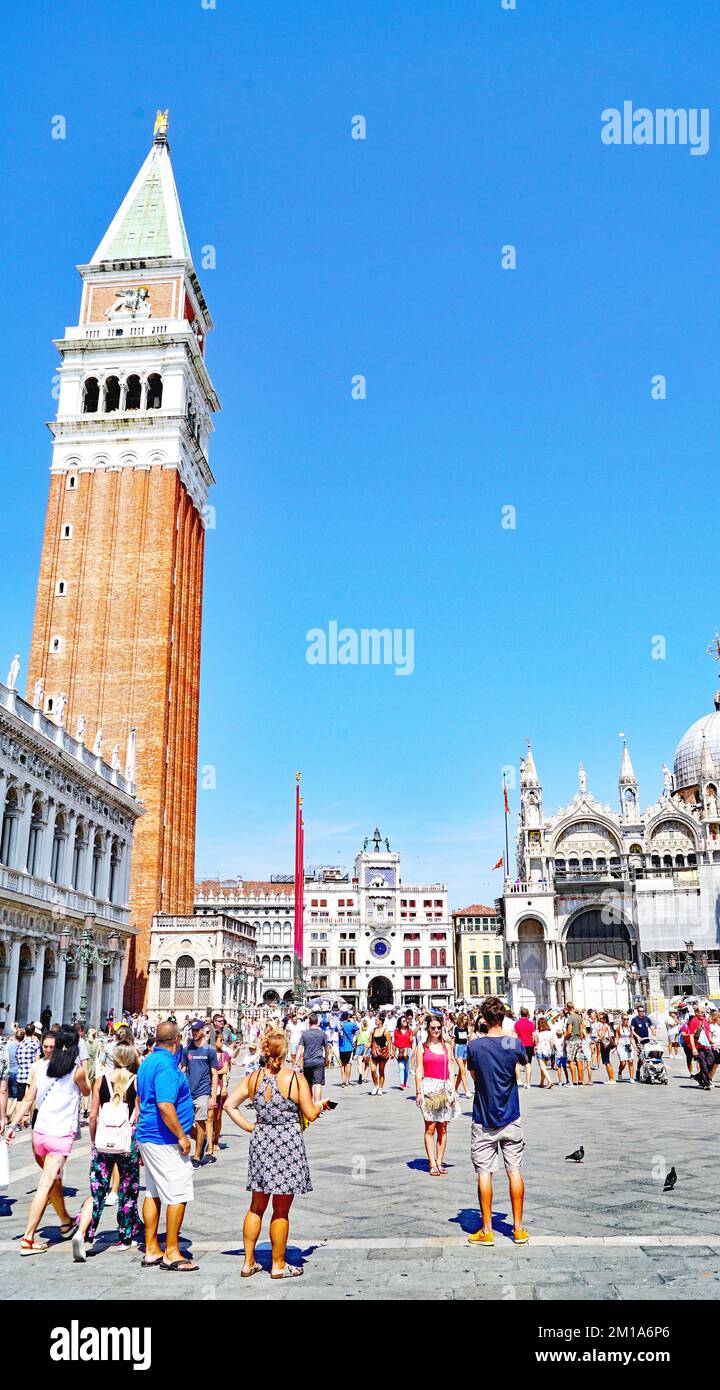 Venice crowd liner hi-res stock photography and images - Alamy