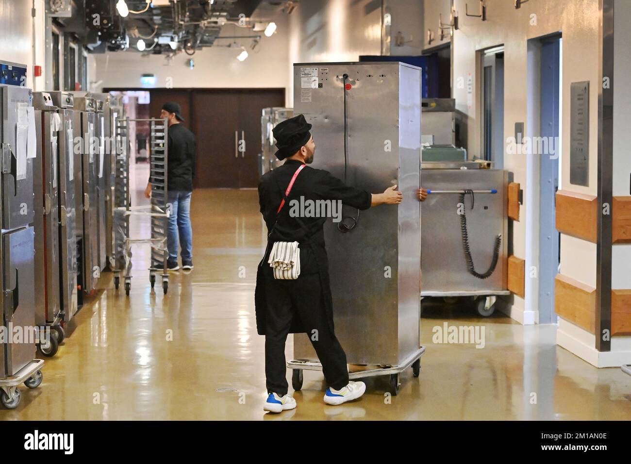 Doha, Katar. 08th Dec, 2022. Worker, kitchen help in a canteen kitchen