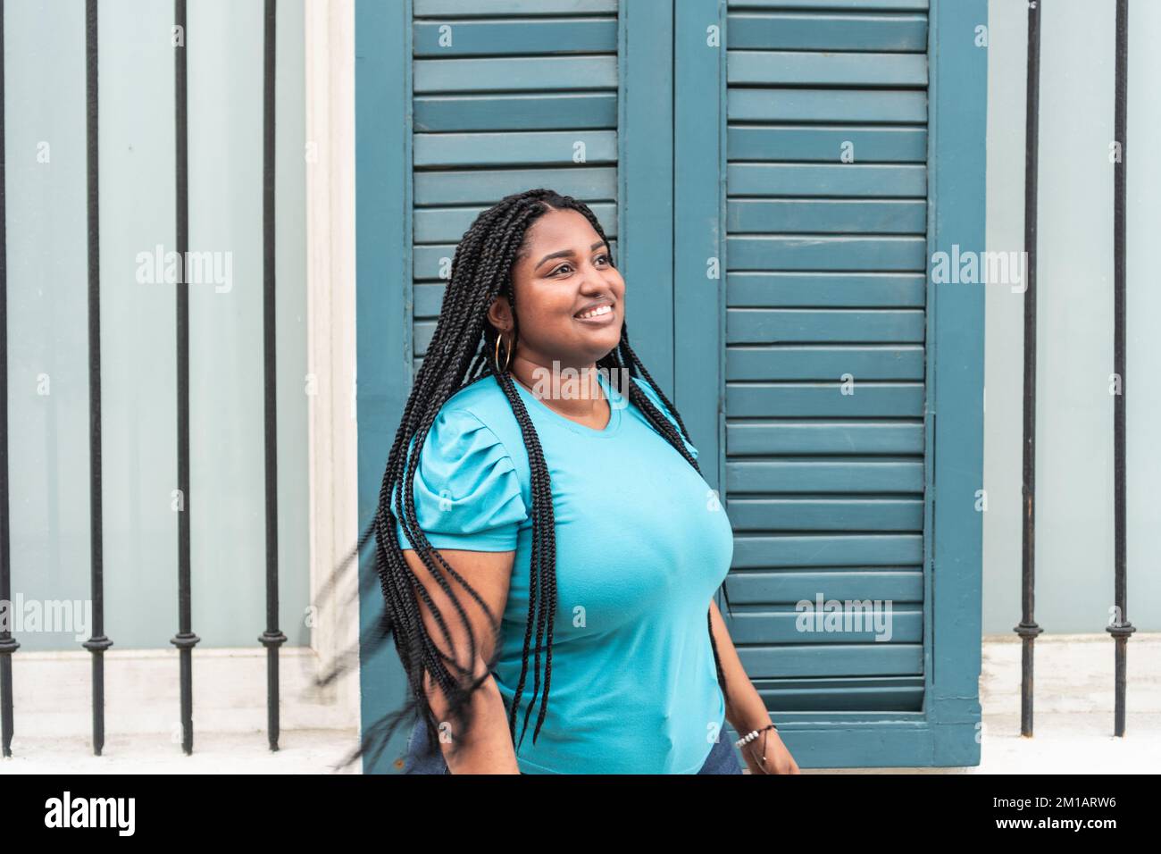 Portrait of black woman with braids on the street Stock Photo - Alamy
