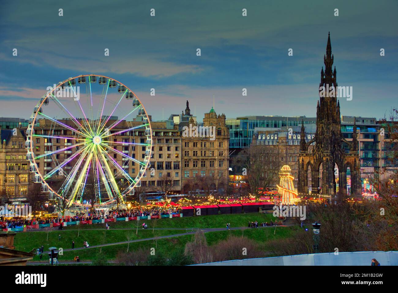 Edinburgh, Scotland, UK 11h December, 2022. Night time Christmas fairs
