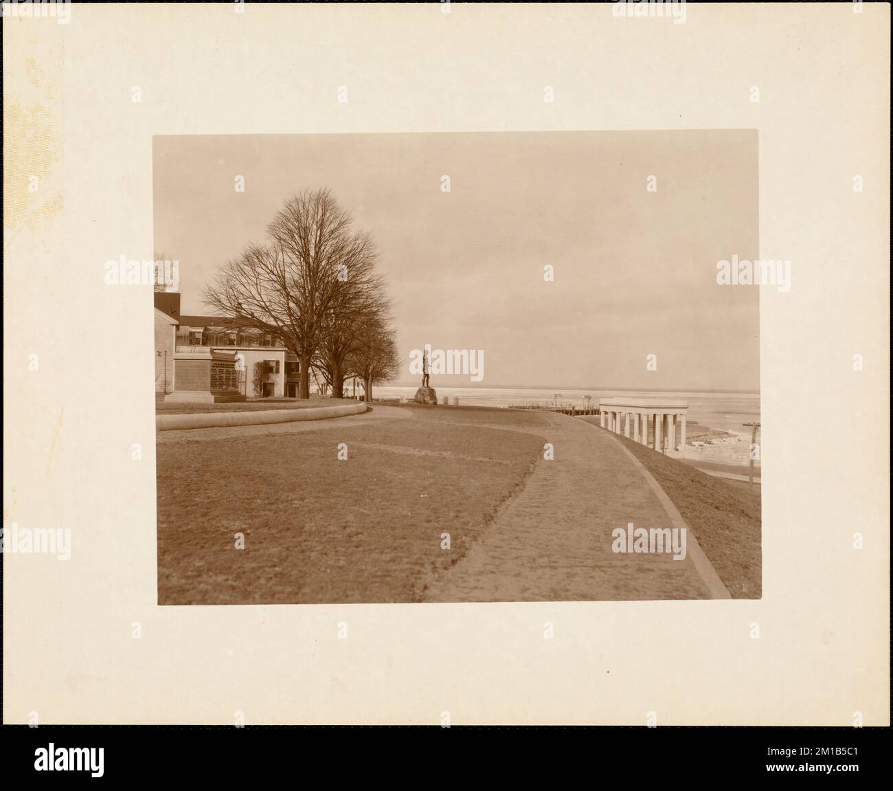 Vista from top of Cole's Hill showing Mayflower passengers' memorial, statue of Massasoit, and Plymouth Rock portico, winter 1921/1922 , Monuments & memorials, Waterfronts. Plymouth Tercentenary Photographs Stock Photo