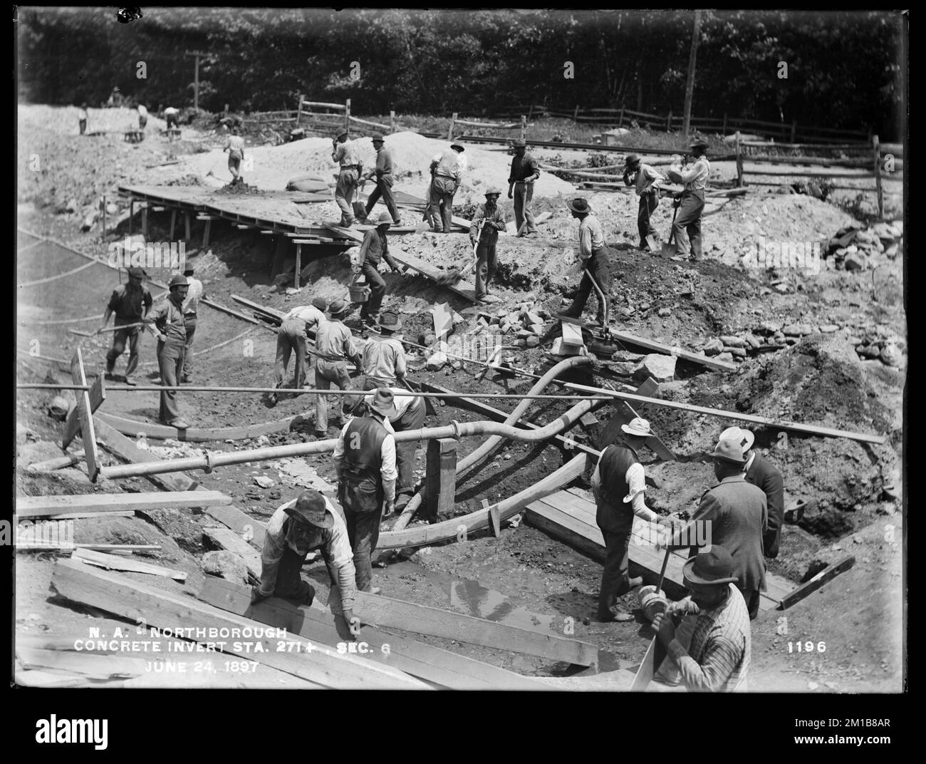 Wachusett Aqueduct, putting in concrete invert, Section 6, station 271 ...