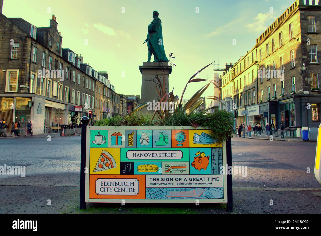 Edinburgh, Scotland, UK 11h December, 2022. Night time Christmas fairs