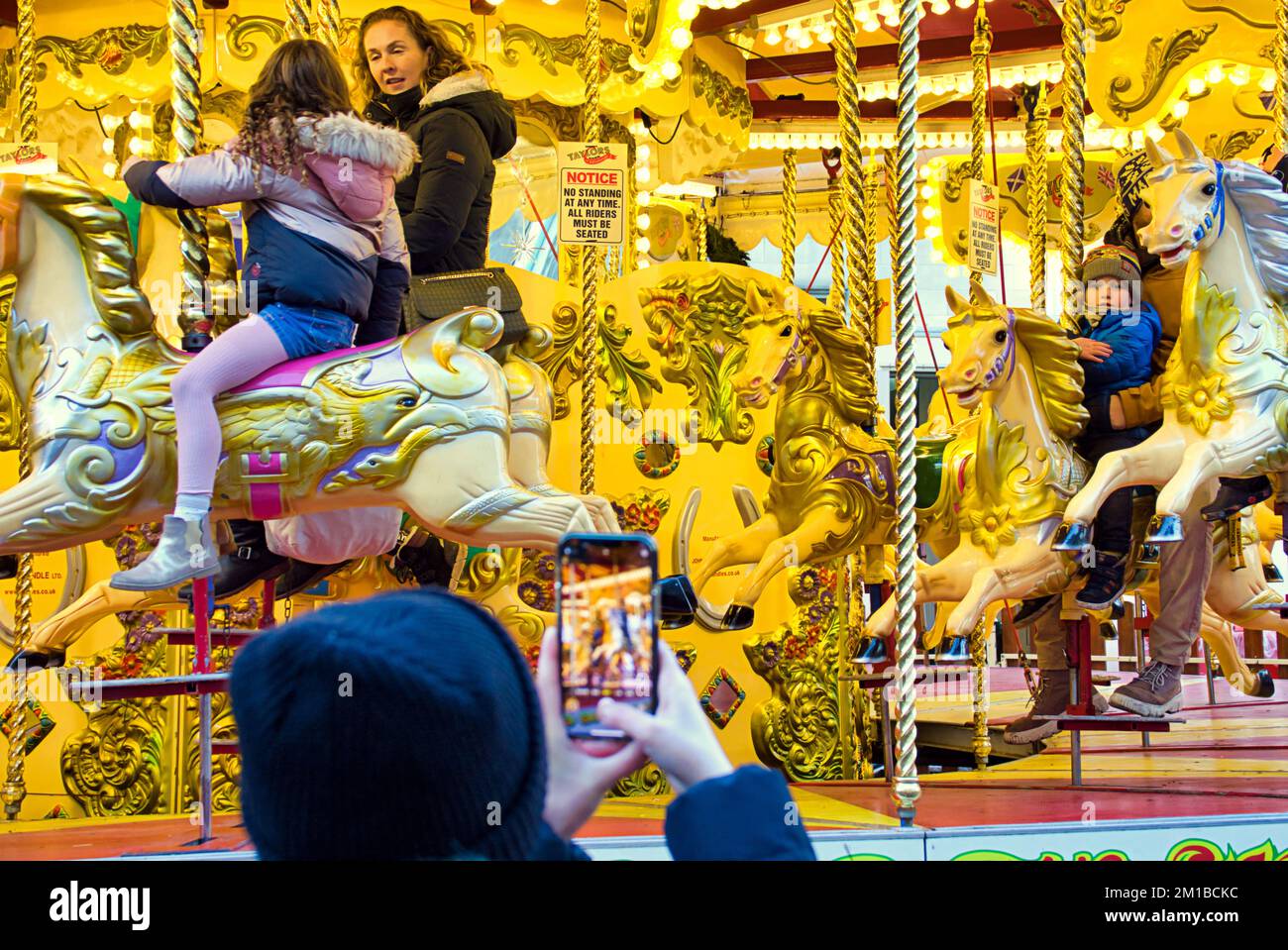 Edinburgh, Scotland, UK 11h December, 2022. Night time Christmas fairs