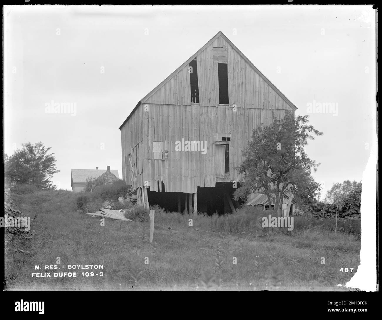 Wachusett Reservoir, Felix Dufoe's barn, from the east, Boylston, Mass., Sep. 3, 1896 , waterworks, reservoirs water distribution structures, real estate Stock Photo