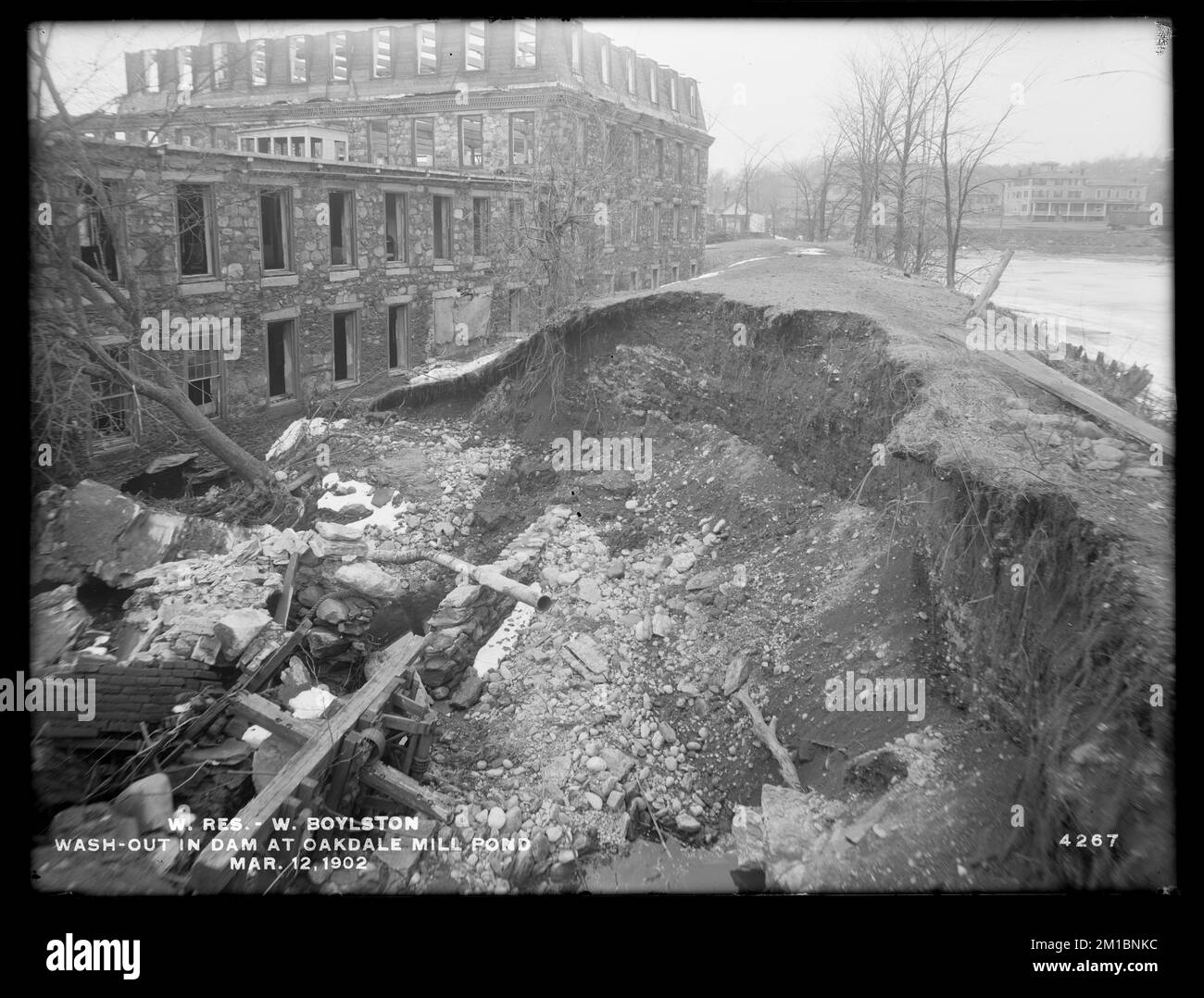 Wachusett Reservoir, wash-out in dam at Oakdale mill pond, mill in background, West Boylston, Mass., Mar. 12, 1902 , waterworks, reservoirs water distribution structures, construction sites, mills buildings Stock Photo