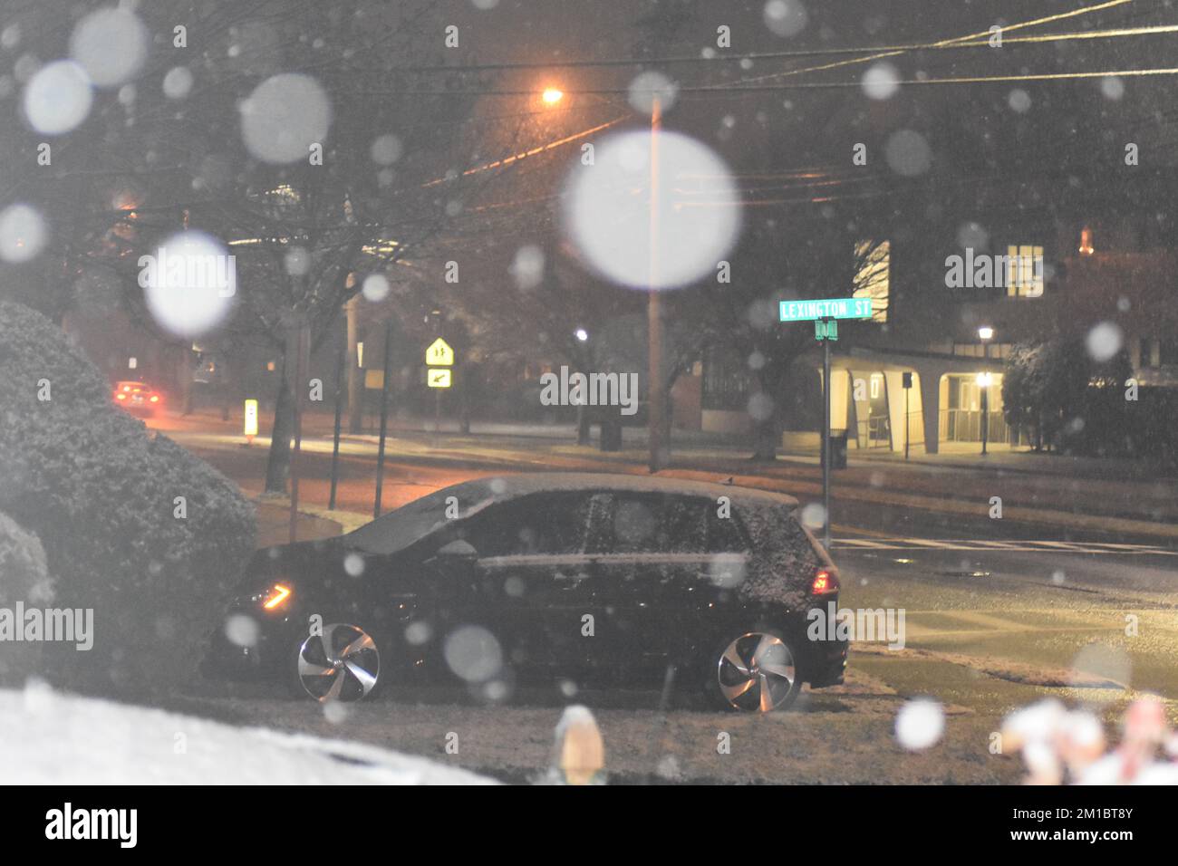 Fair Lawn, United States. 11th Dec, 2022. First snow of the season falls in Fair Lawn, New Jersey on December 11, 2022. (Photo By Kyle Mazza/Sipa USA) Credit: Sipa USA/Alamy Live News Stock Photo