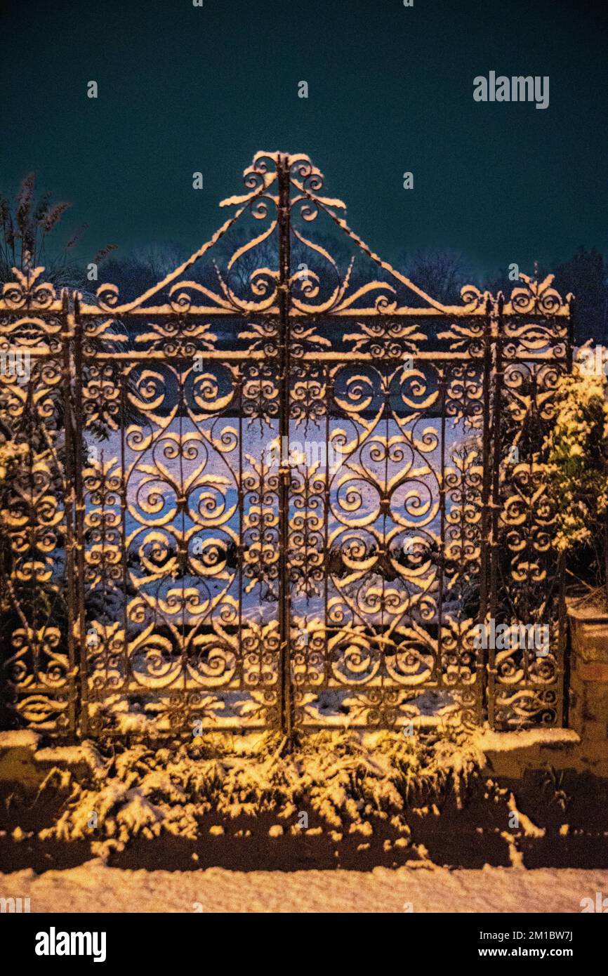 London, UK. 11th Dec, 2022. Snow Envelops Chiswick Mall and the High