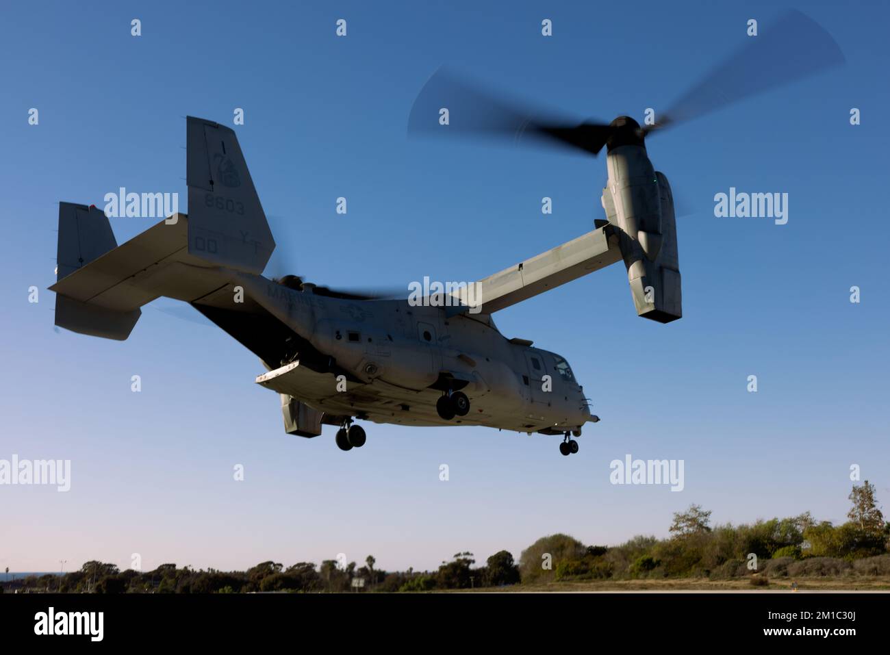 A U.S. Marine MV-22B Osprey with Marine Medium Tiltrotor Squadron 164 ...