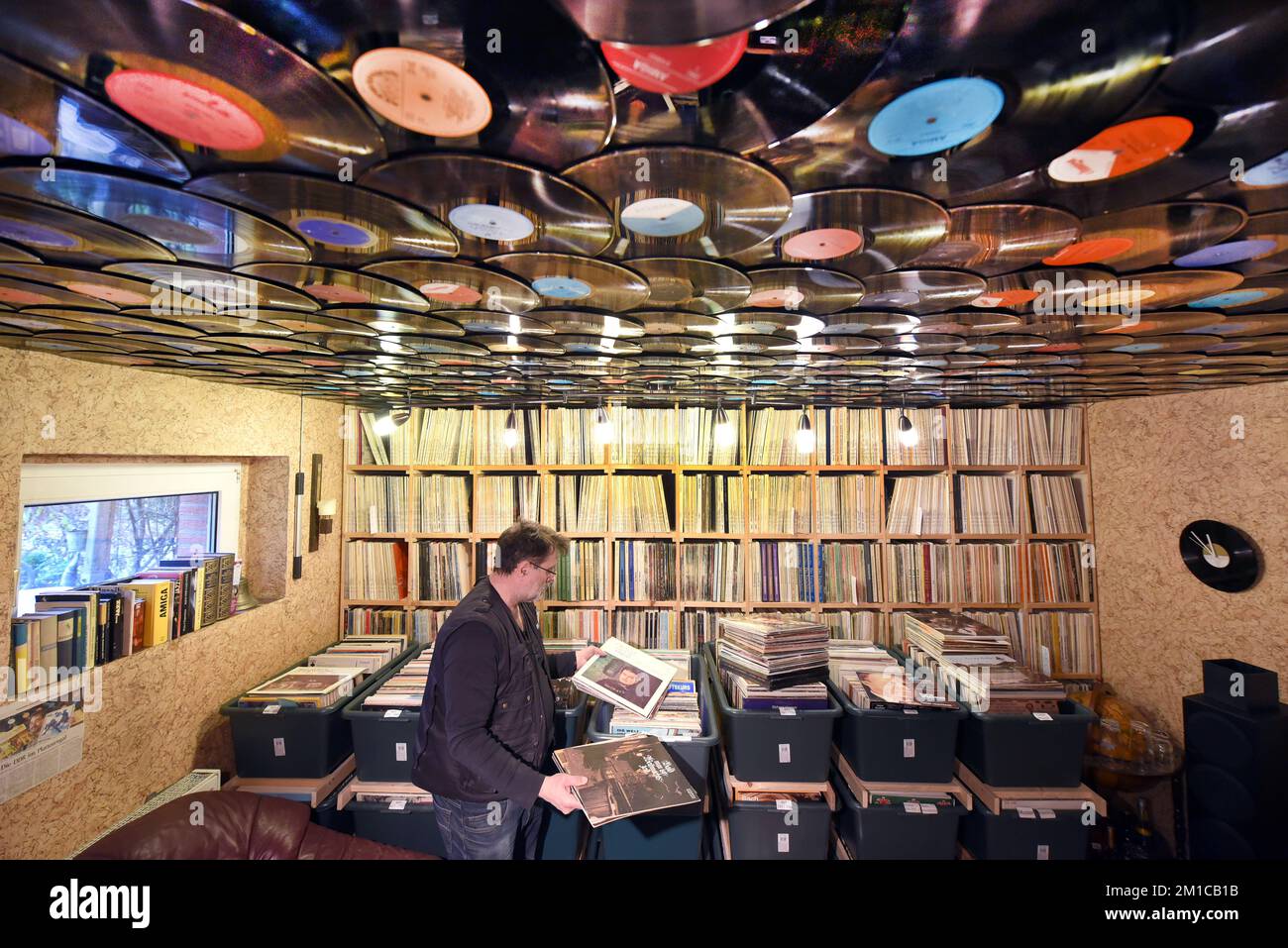 08 December 2022, Saxony, Jesewitz In the cellar of his home, record