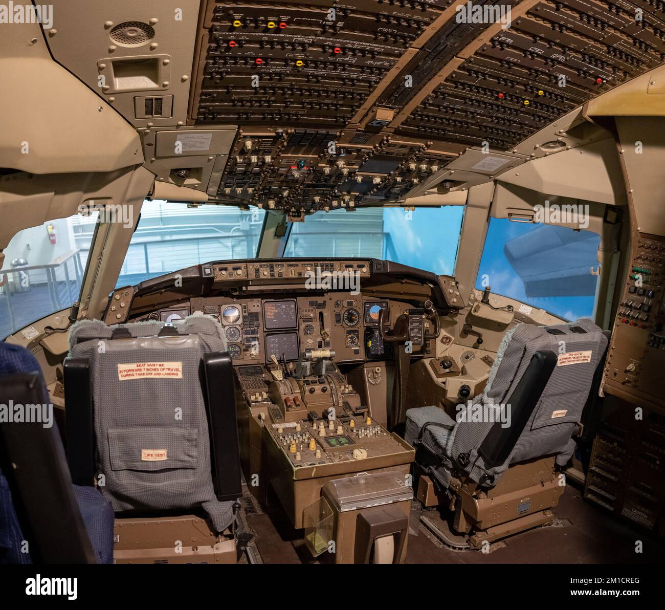 Boeing 767 cockpit hi-res stock photography and images - Alamy