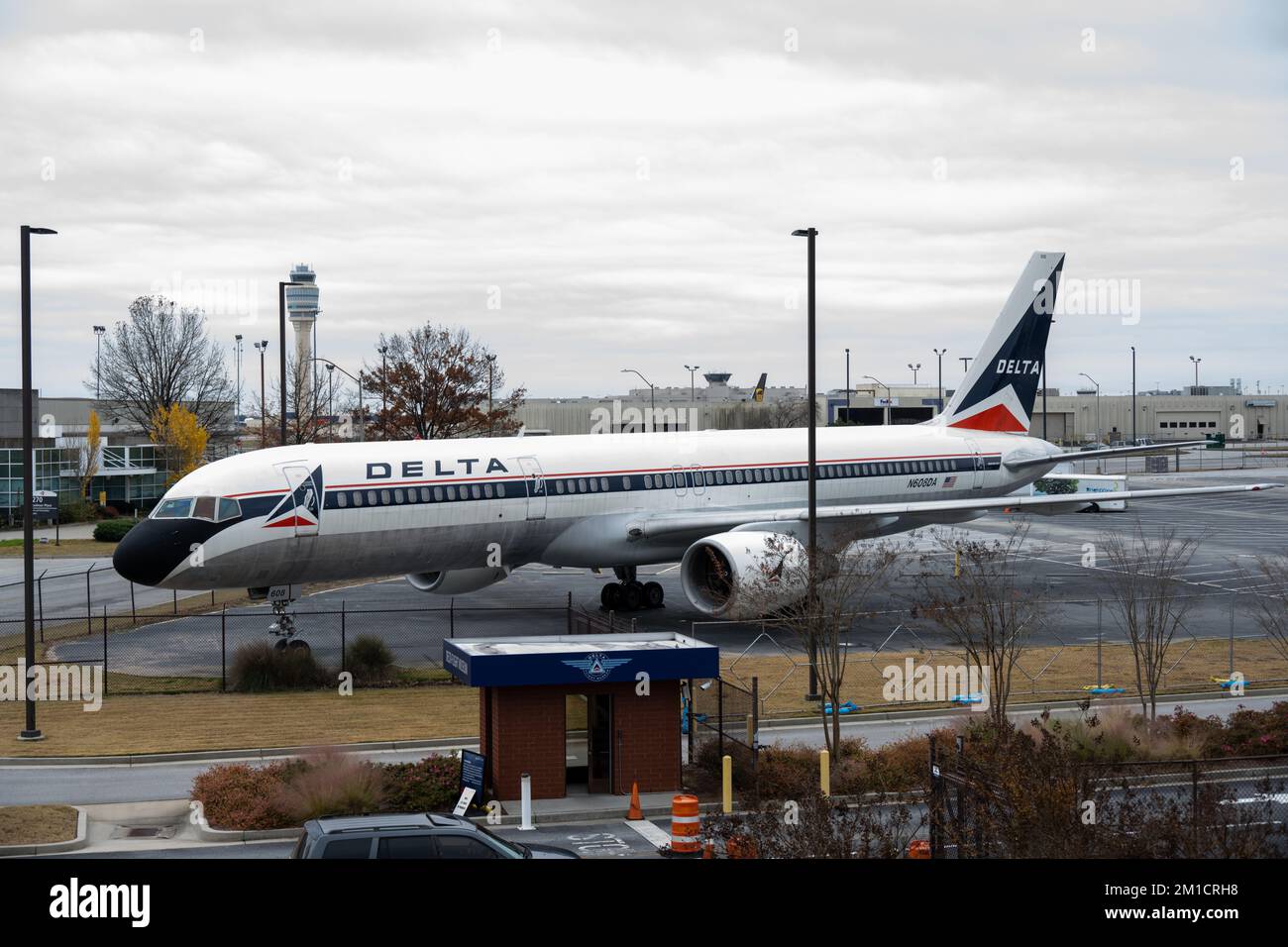 A Delta Air Lines Boeing 757-200 N608DA painted in the 1980s livery Stock Photo