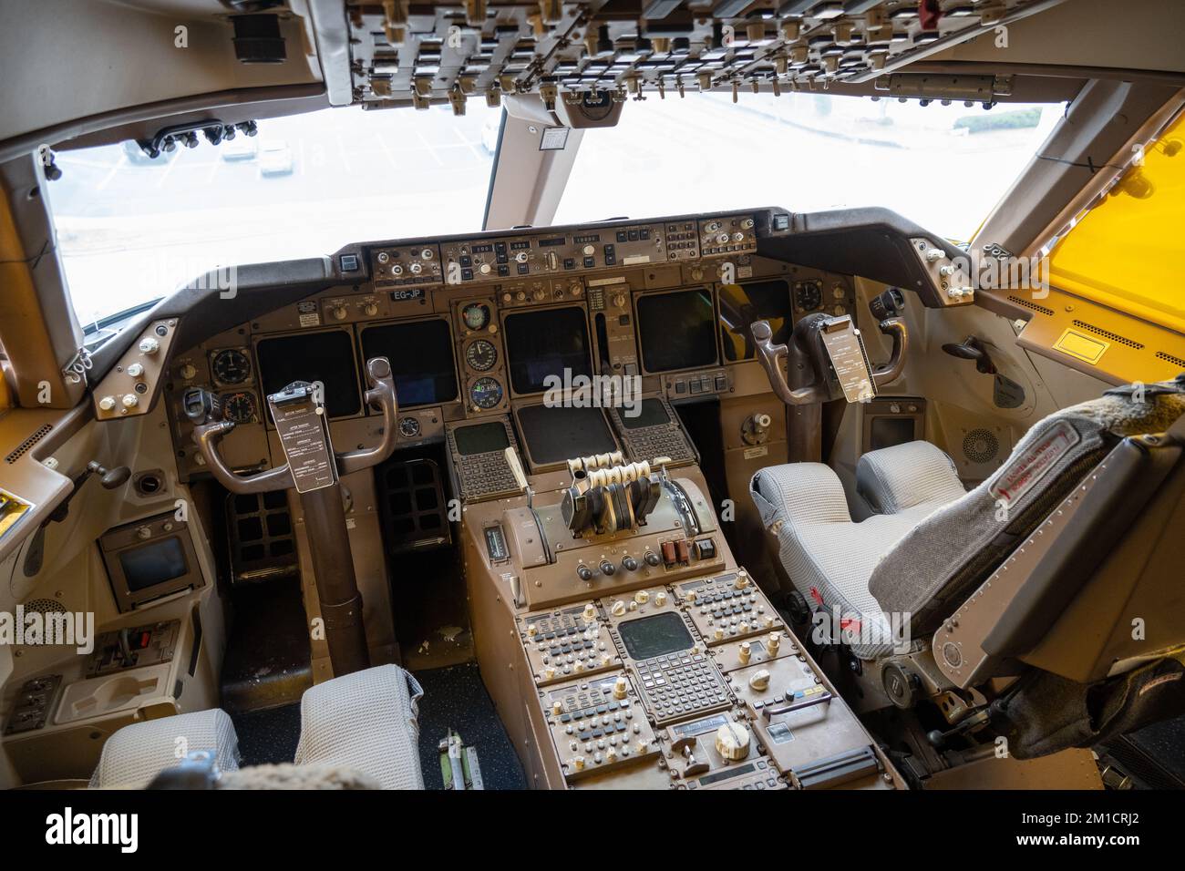 The cockpit of a Boeing 747-400 Stock Photo