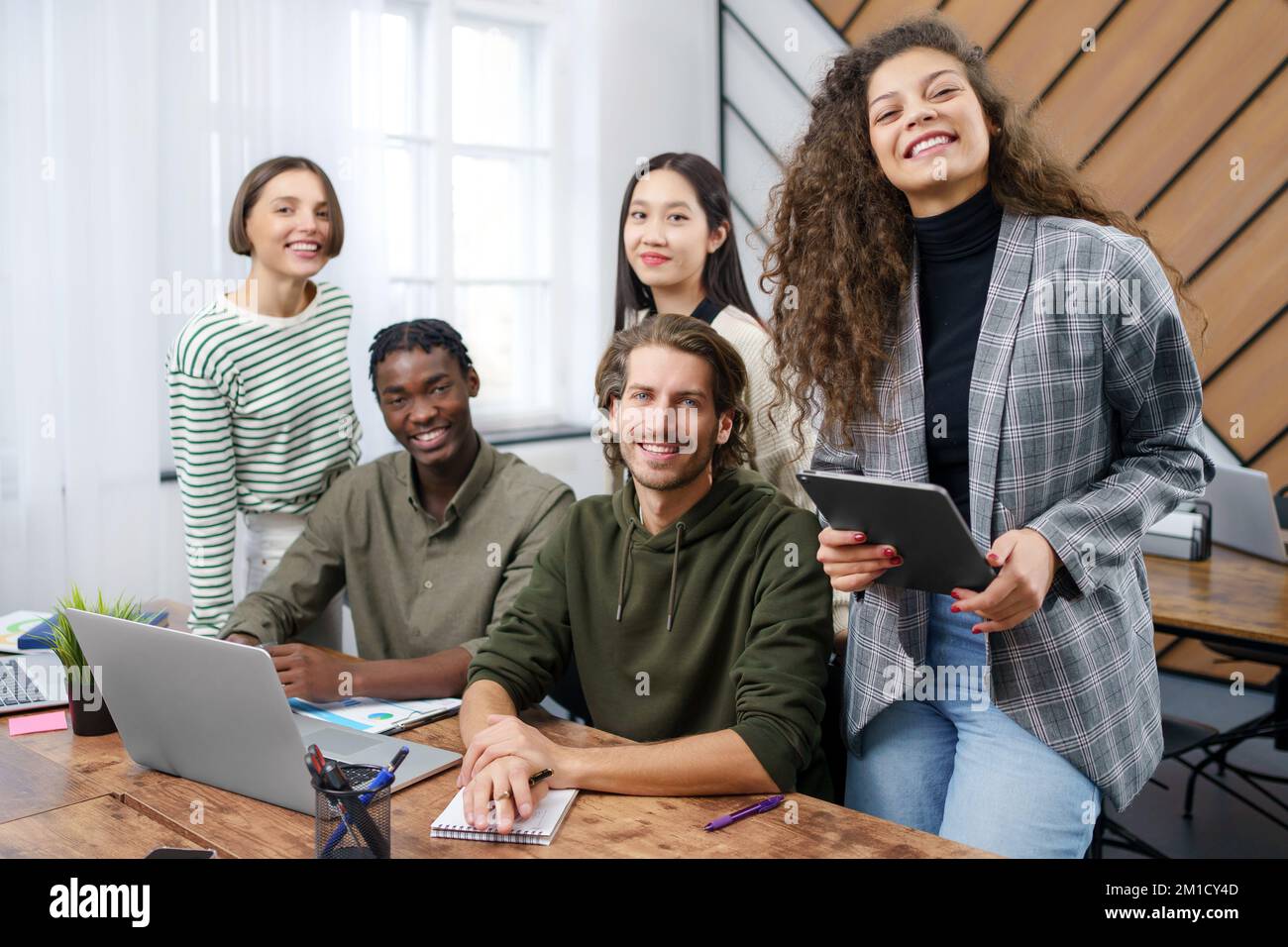 Multicultural workplace hi-res stock photography and images - Alamy