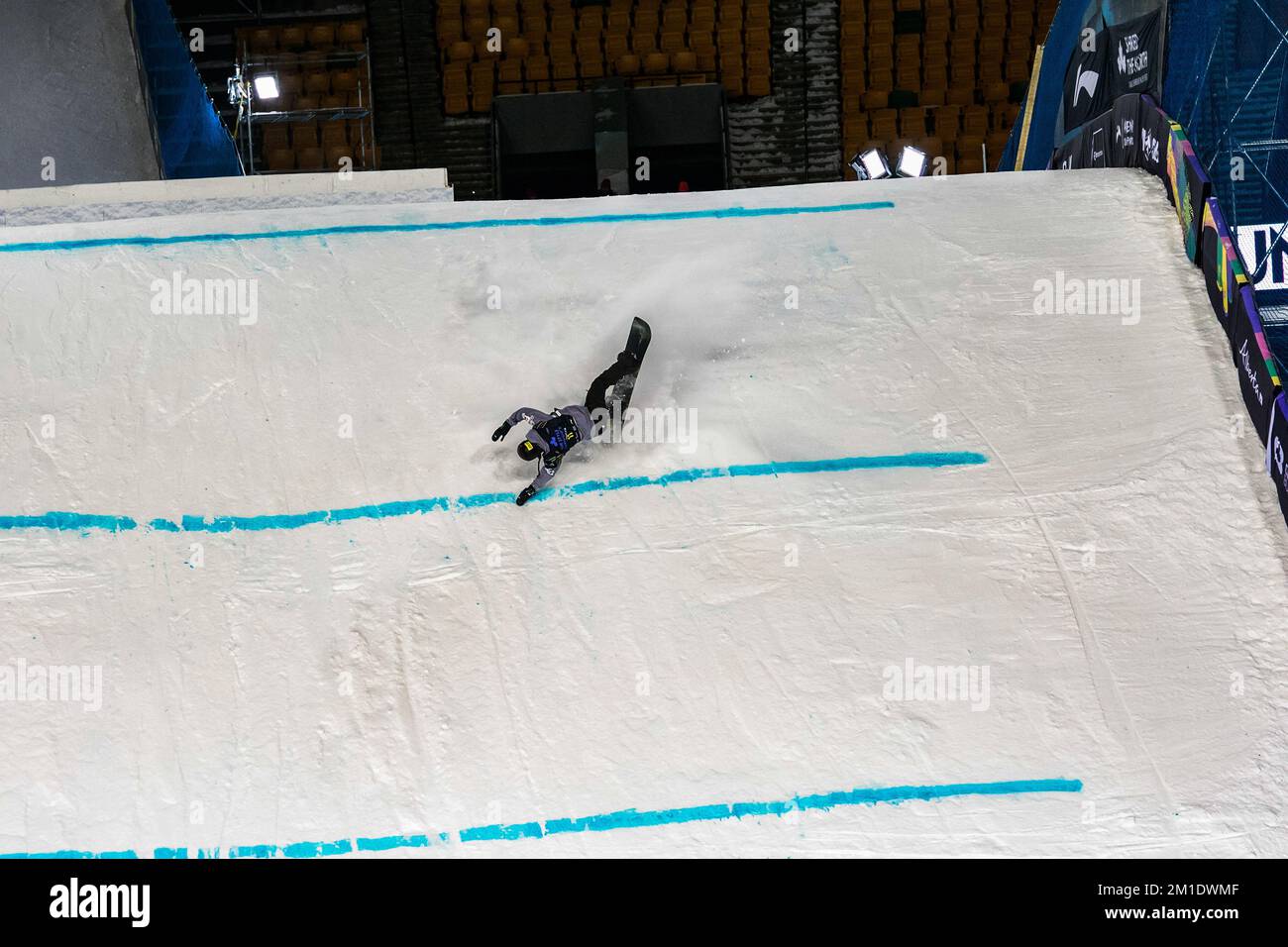 Snowboard big air land hires stock photography and images Alamy