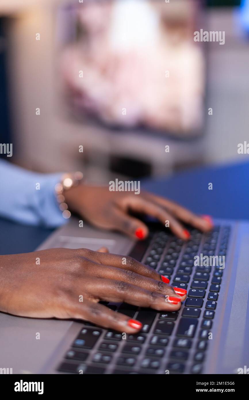 Dark skinned hands typing hi-res stock photography and images - Alamy