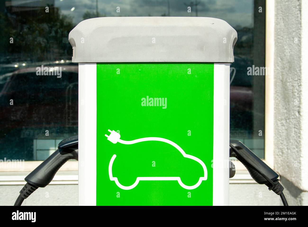 Charging point for electric or hybrid vehicles that consume renewable