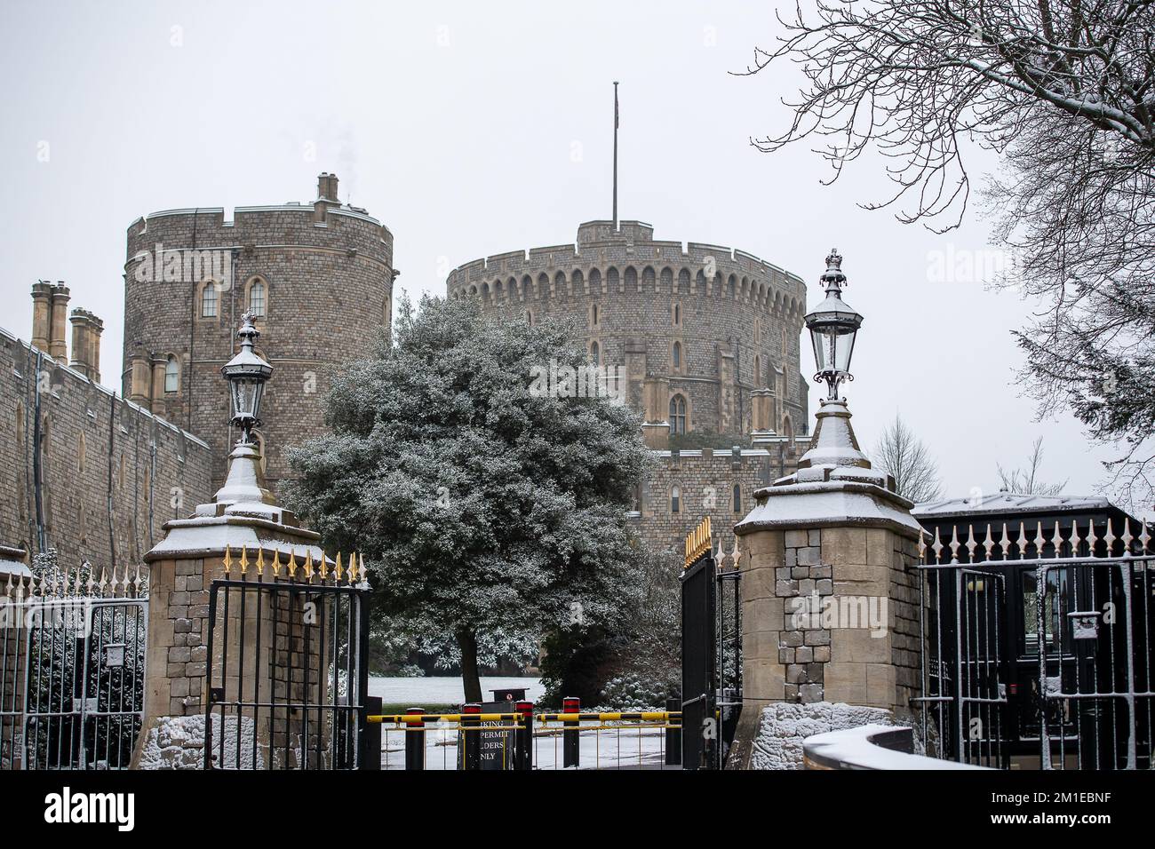 Windsor, Berkshire, UK. 12th December, 2022. Snow at Windsor Castle