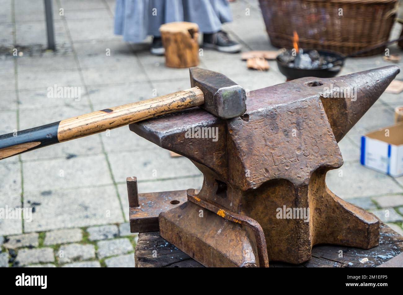 large anvil with blacksmith's hammer Stock Photo Alamy