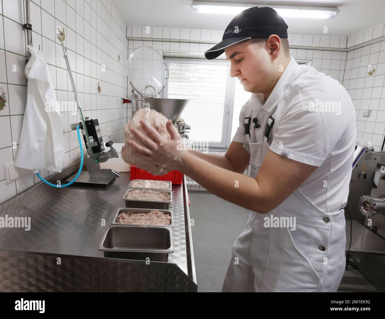 12 December 2022, Thuringia, ZeulenrodaTriebes Joe Trommer fills meat