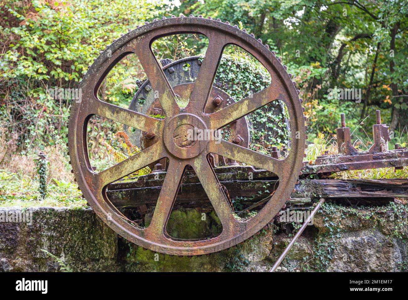 Water wheel mechanical gears and cogs at Carmears pit Luxulyan valley, Cornwall Stock Photo