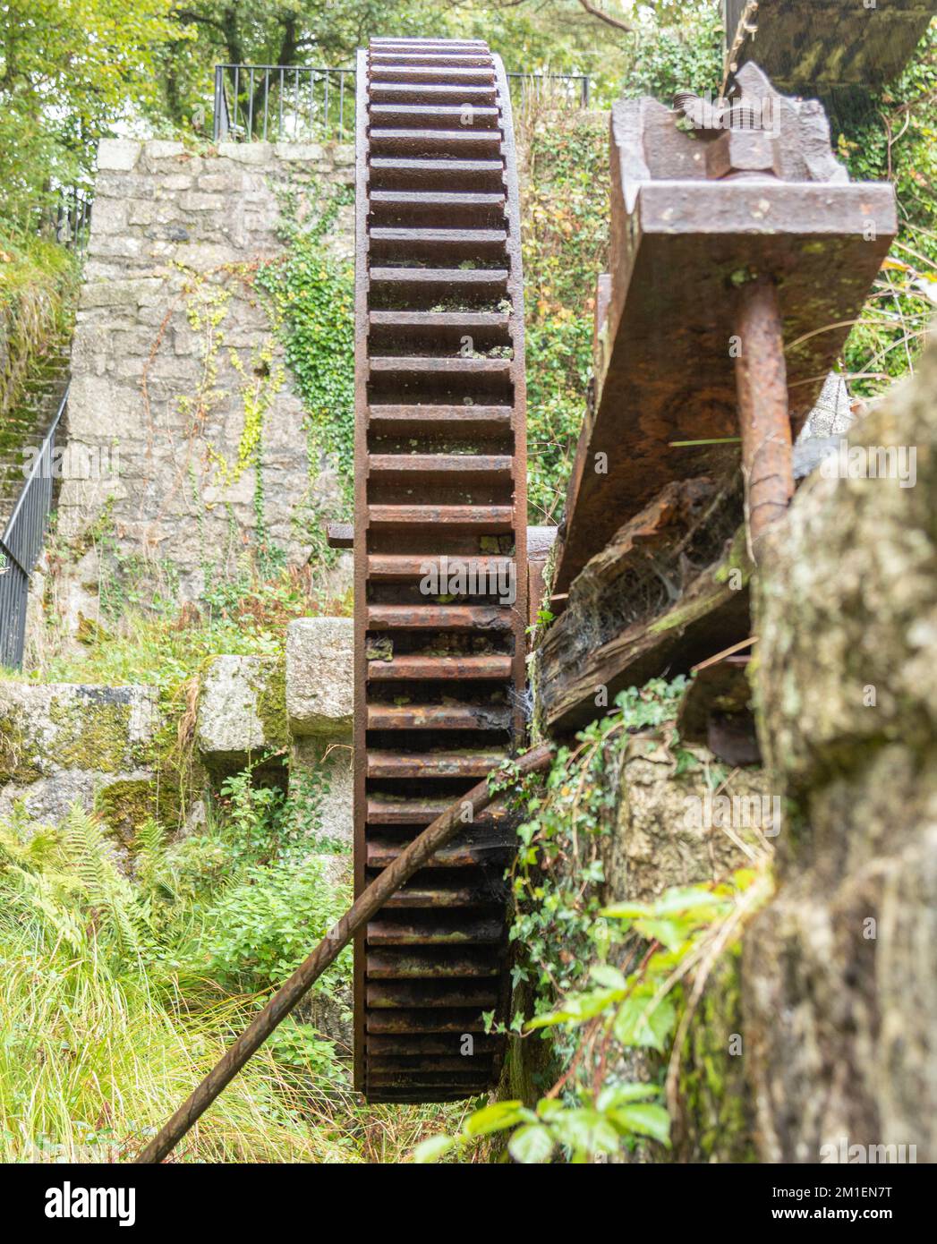 Water wheel mechanical gears and cogs at Carmears pit Luxulyan valley, Cornwall Stock Photo