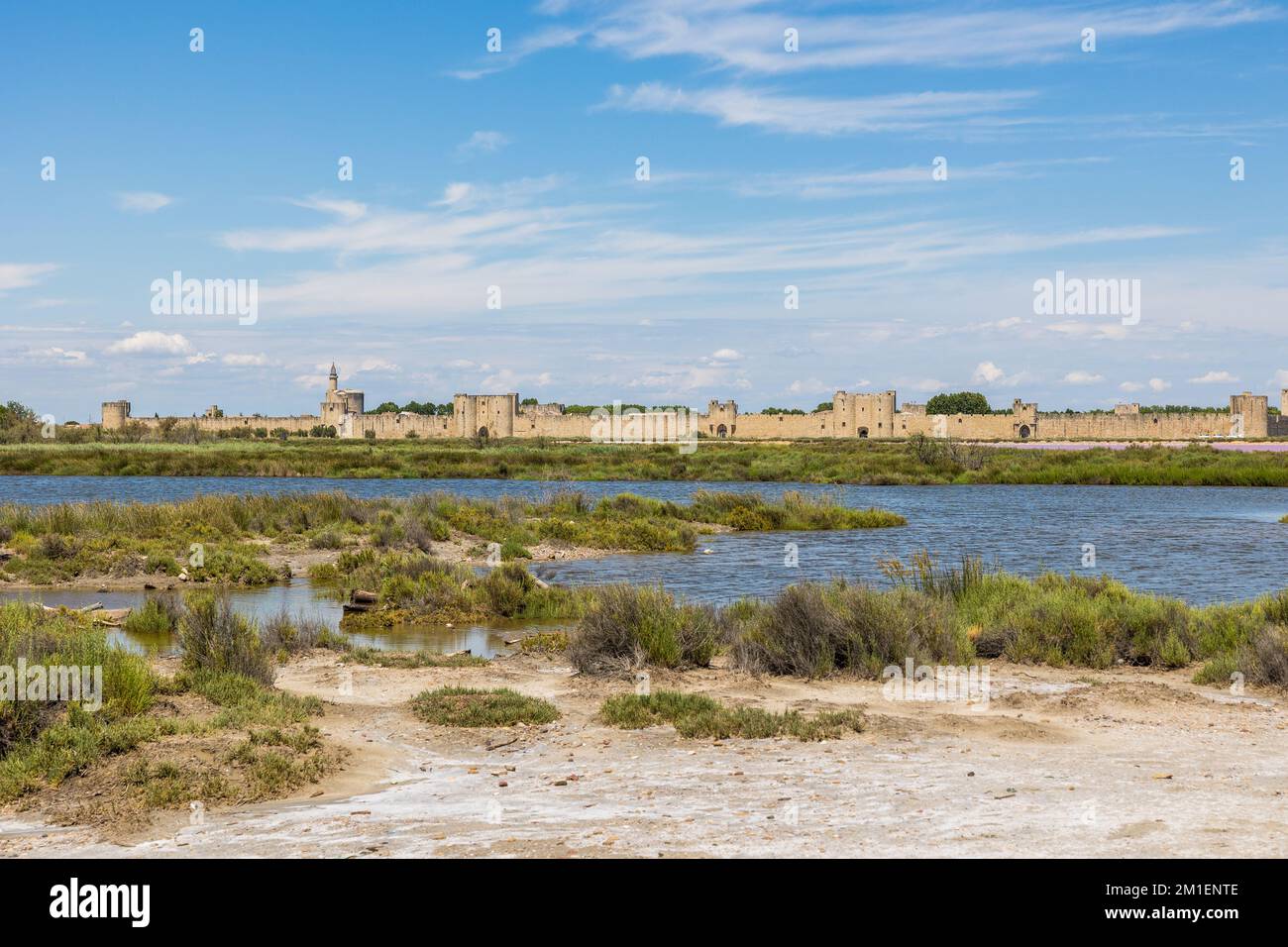 Remparts d'Aigues-Mortes depuis les marais salants Stock Photo