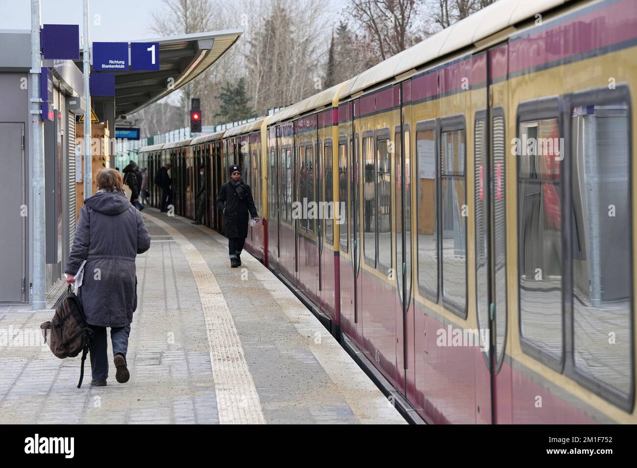 12-december-2022-berlin-an-s-bahn-train-coming-from-mahlow-stops-at