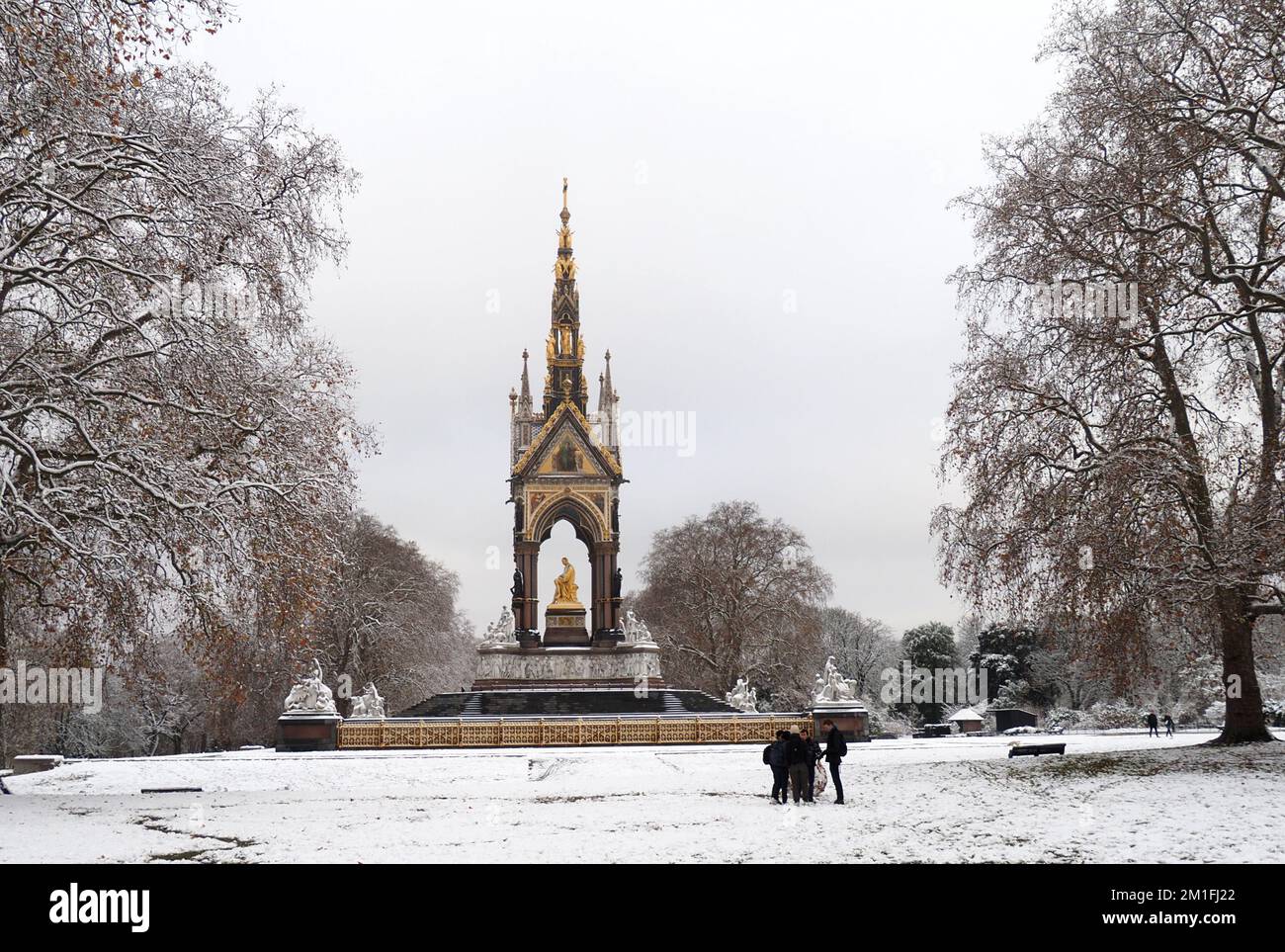 London, UK. 12th Dec, 2022. Heavy snow falls on Central London Credit: Brian Minkoff/Alamy Live News Stock Photo