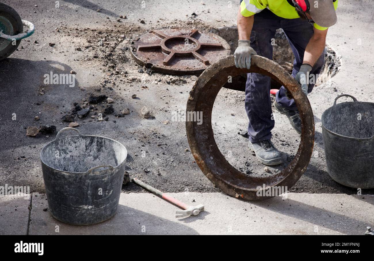 Manhole Machine Open Open manhole hi-res stock photography and images - Alamy