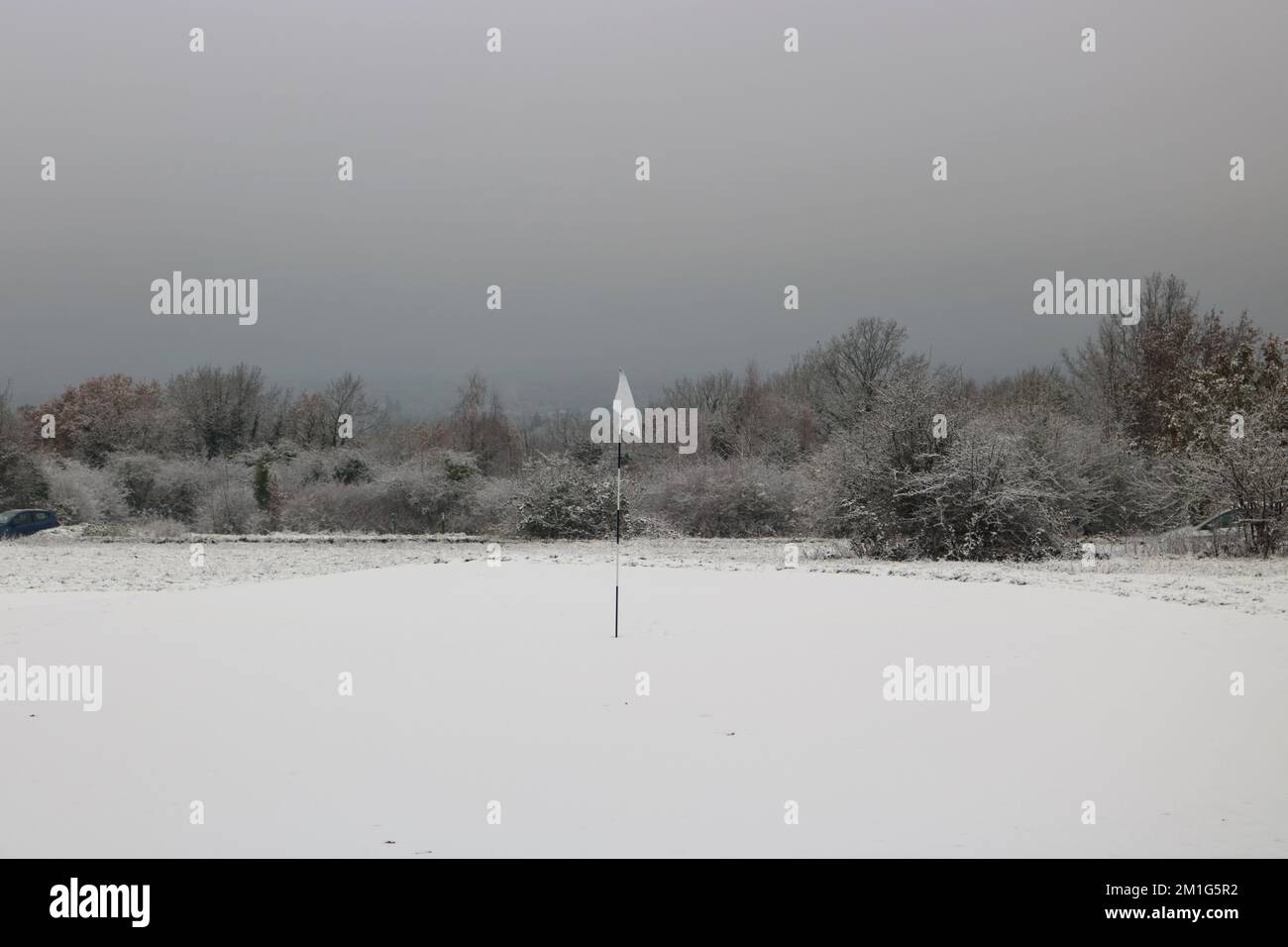 Epsom Downs Surrey, UK. 12th Dec, 2022. Although snow was forecast the amount that fell in southern England was a bit of a surprise. A good covering of snow on Epsom Downs golf course today. Credit: Julia Gavin/Alamy Live News Stock Photo