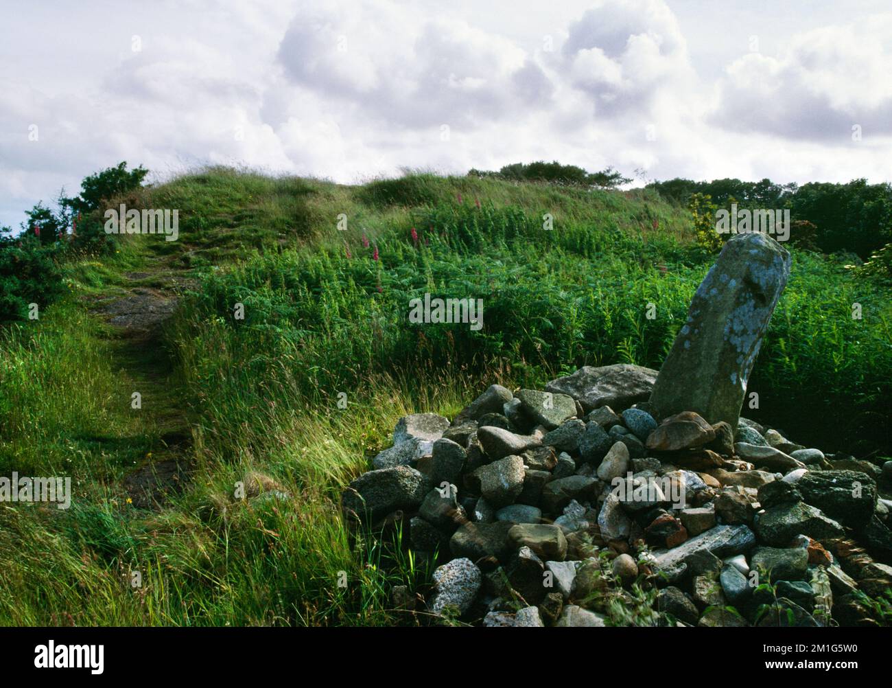 Kingscross Point, Lamlash, Isle of Arran, Scotland, UK, looking NE to the fort: the cairn with a projecting monolith is a Viking cremated ship burial. Stock Photo