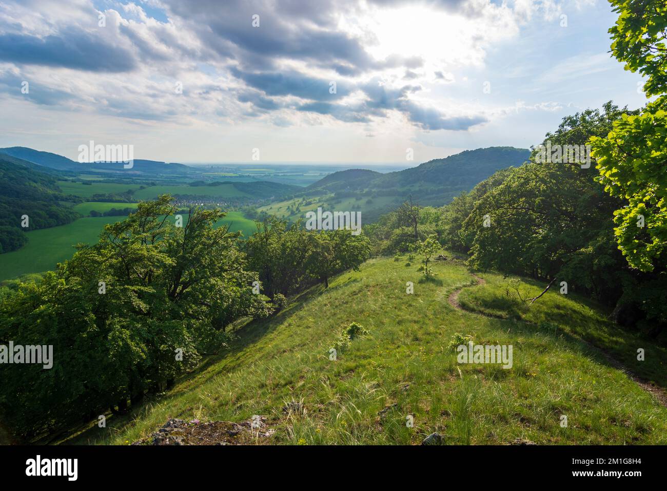 Plavecke Podhradie (Blasenstein, Plasenstein): view to village Plavecky Mikulas (Blasenstein-Sankt Nikolaus), mountain Male Karpaty (Little Carpathian Stock Photo