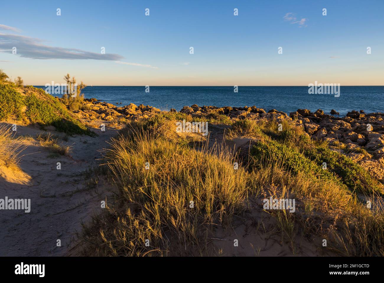 Chemin vers la Crique de la Tortue et la Mer Méditerranée au coucher du soleil Stock Photo