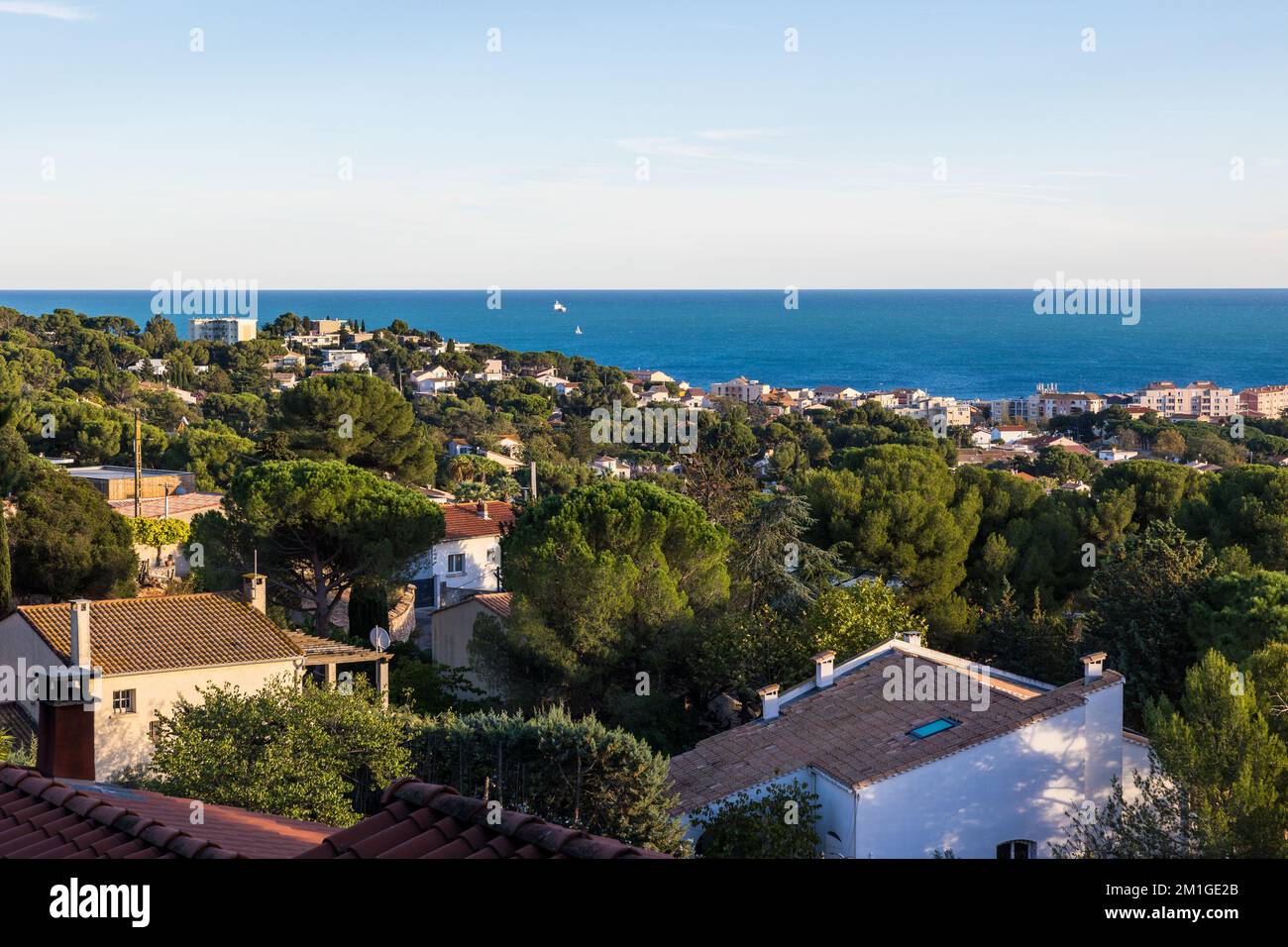Paysage sur la ville avec la mer comme horizon depuis la Montée des