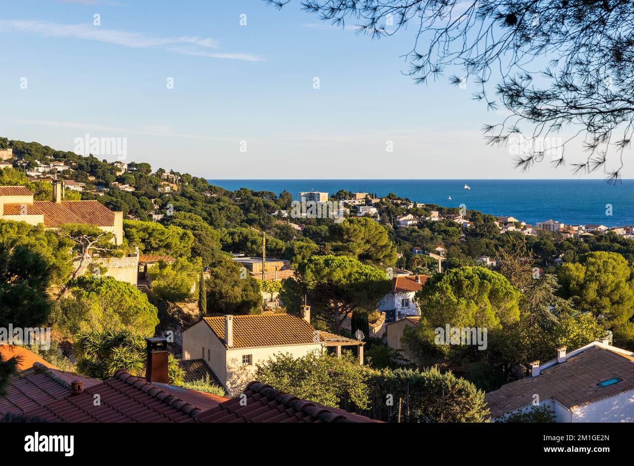 Paysage sur la ville avec la mer comme horizon depuis la Montée des