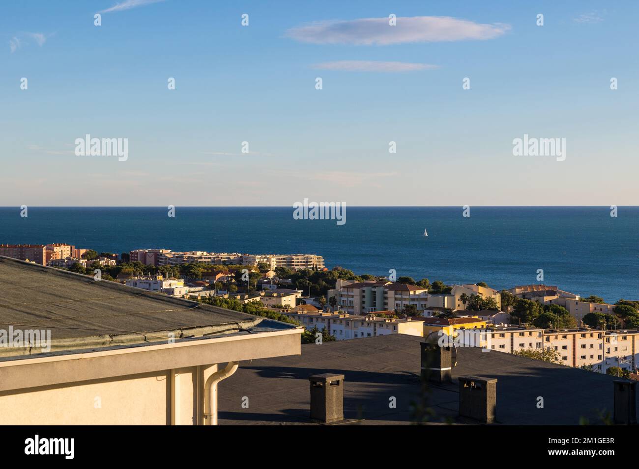 Paysage sur la ville avec la mer comme horizon depuis la Montée des