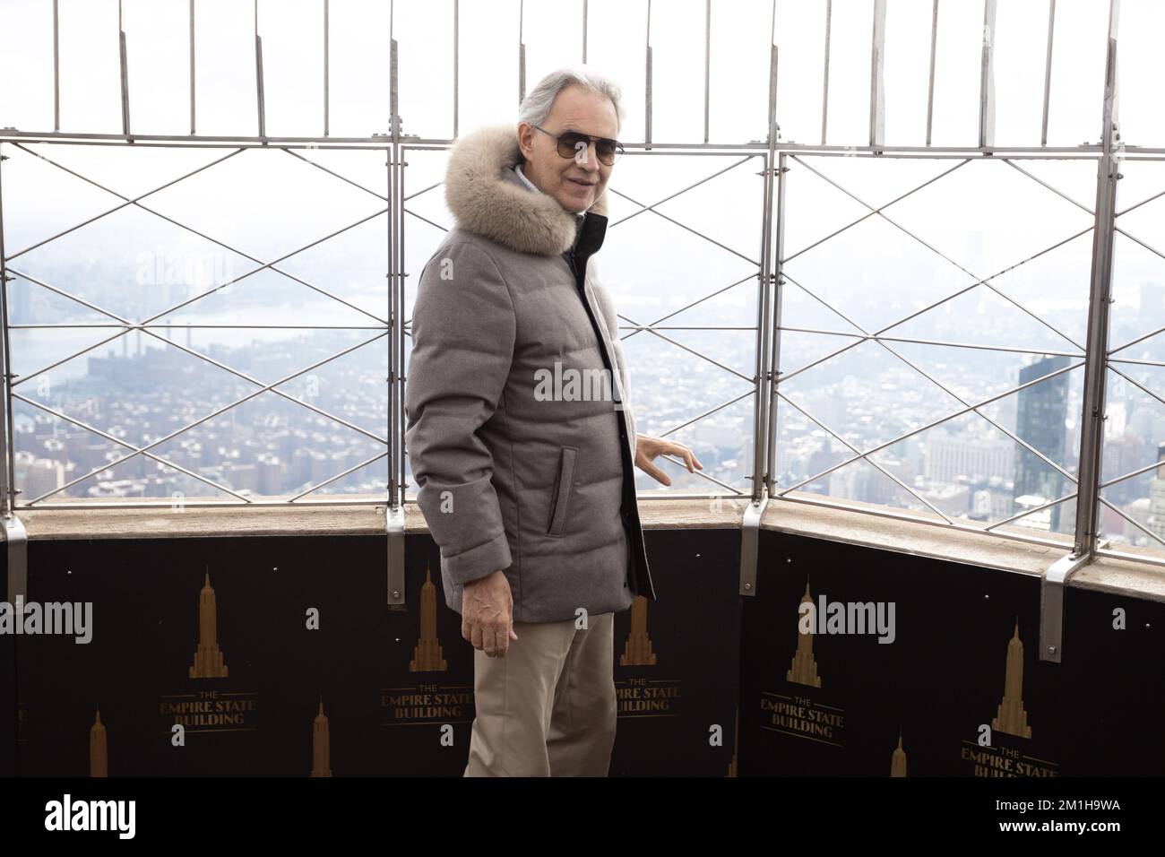 New York, Estados Unidos. 12th Dec, 2022. Andrea Bocelli tenor, Italian composer and music producer accompanied by wife Veronica Berti Bocelli and children Virginia Bocelli, Matteo Bocelli visit the Empire State Building in New York City. December 12, 2022 (PhotoVanessa Carvalho) Credit: Brazil Photo Press/Alamy Live News Stock Photo