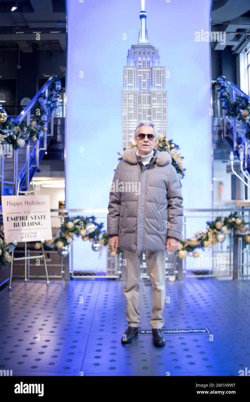 New York, Estados Unidos. 12th Dec, 2022. Andrea Bocelli tenor, Italian composer and music producer accompanied by wife Veronica Berti Bocelli and children Virginia Bocelli, Matteo Bocelli visit the Empire State Building in New York City. December 12, 2022 (PhotoVanessa Carvalho) Credit: Brazil Photo Press/Alamy Live News Stock Photo