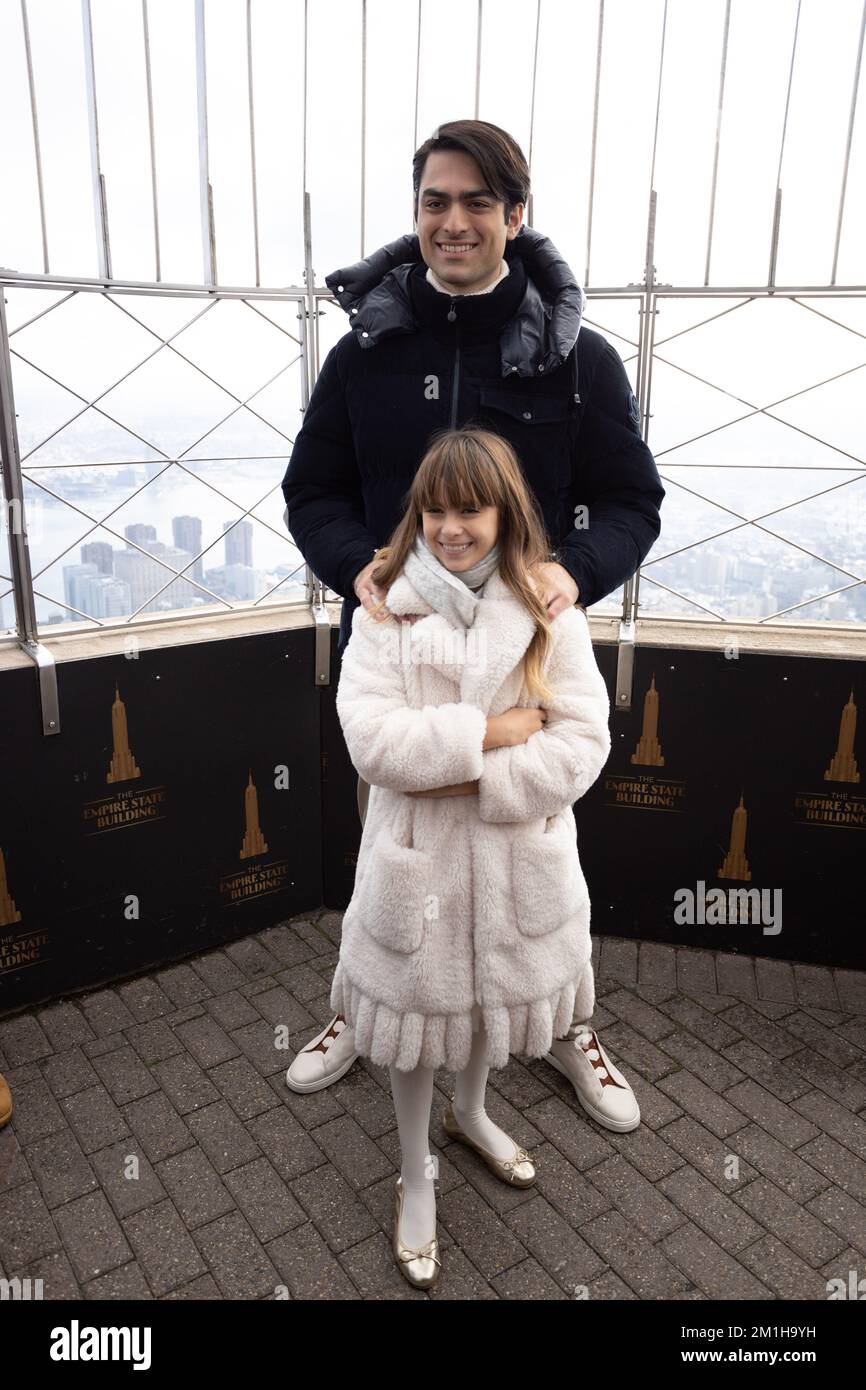 New York, Estados Unidos. 12th Dec, 2022. Andrea Bocelli tenor, Italian composer and music producer accompanied by wife Veronica Berti Bocelli and children Virginia Bocelli, Matteo Bocelli visit the Empire State Building in New York City. December 12, 2022 (PhotoVanessa Carvalho) Credit: Brazil Photo Press/Alamy Live News Stock Photo