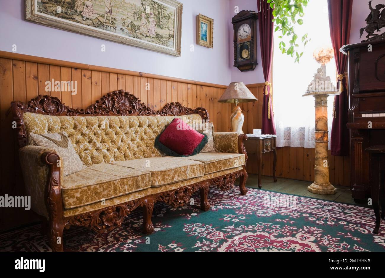 Victorian sofa in room hi-res stock photography and images - Alamy