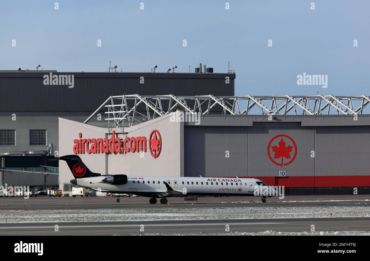Bombardier crj 900 cockpit hires stock photography and images Alamy