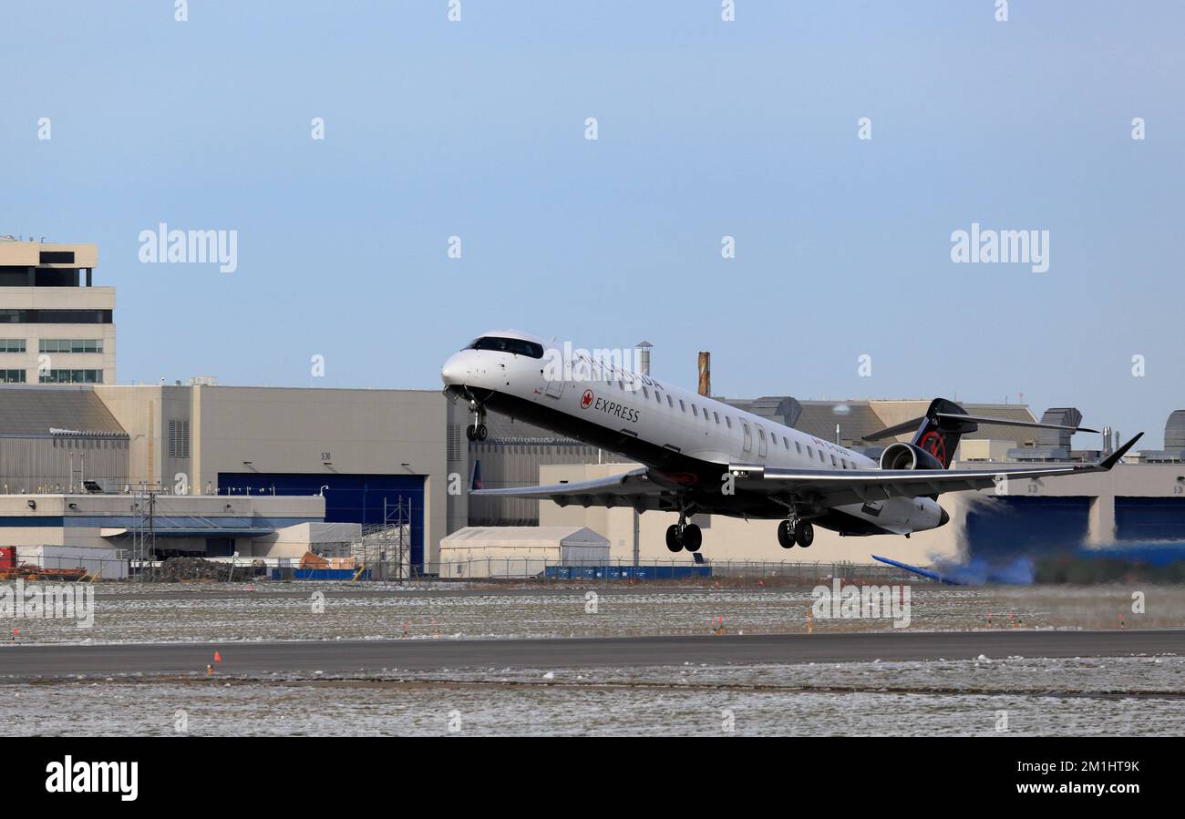 Bombardier crj 900 cockpit hi-res stock photography and images - Alamy