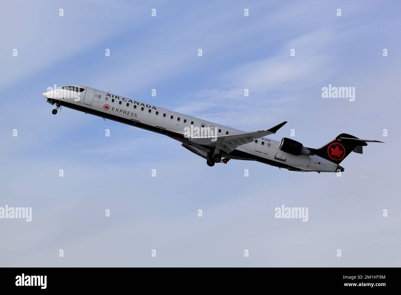 Bombardier crj 900 cockpit hi-res stock photography and images - Alamy