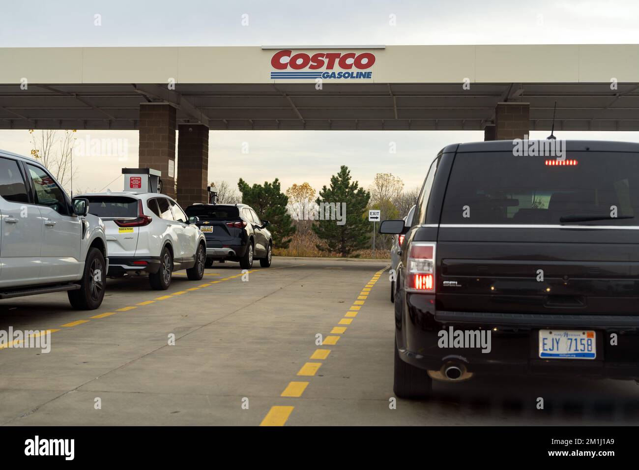 People in cars waiting in long lines to fill up vehicles with gas at Costco store in Virginia Stock Photo