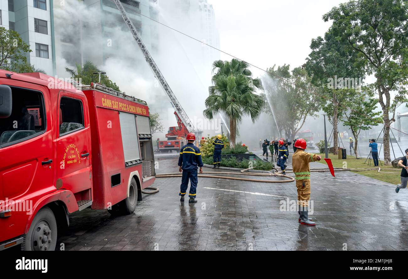 Ecopark Urban Area, Hung Yen, Vietnam - November 18, 2022: Hung Yen Provincial Fire Police held a rehearsal of fire fighting and rescue plans at Ecopa Stock Photo